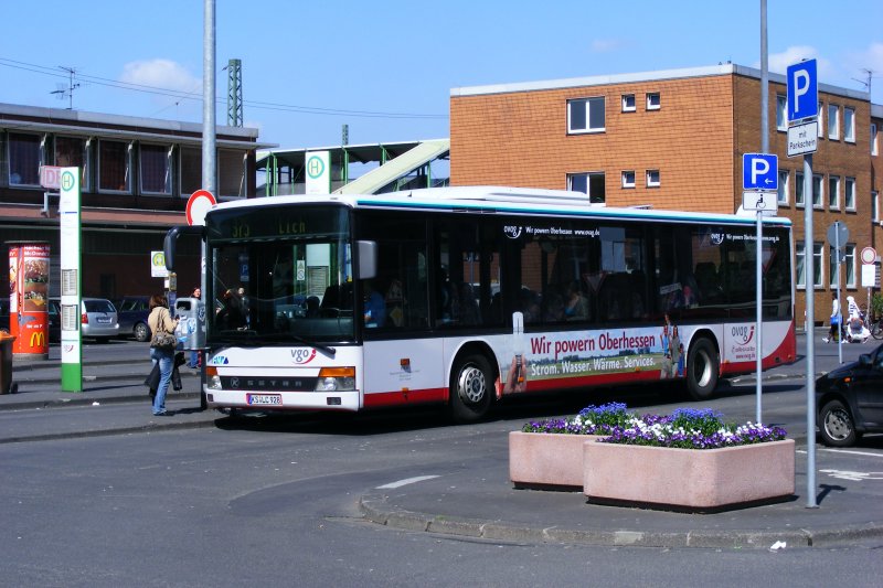 Ein Setra ist am 19.04.09 auf der Regionalbuslinie 375 nach Lich(Hessen) im Einsatz und wartet am Gieener Bahnhof auf Fahrgste.