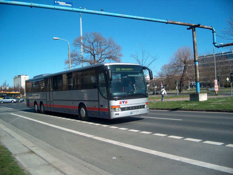 Ein Setra des Regionalverkehr Dresden, der genaue Typ ist mir nicht bekannt. Hier auf Linie 333 in Dresden, St.Petersburger Str.
(4.04.07; 15:07)