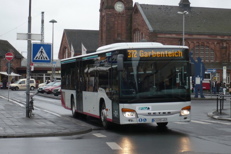 Ein Setra S 415 NF auf der Linie 372 nach Garbenteich fhrt am 26.03.09 in Gieen vom Bahnhofsvorplatz ab.Der Bus gehrt RKH (Regionalverkehr Kurhessen)