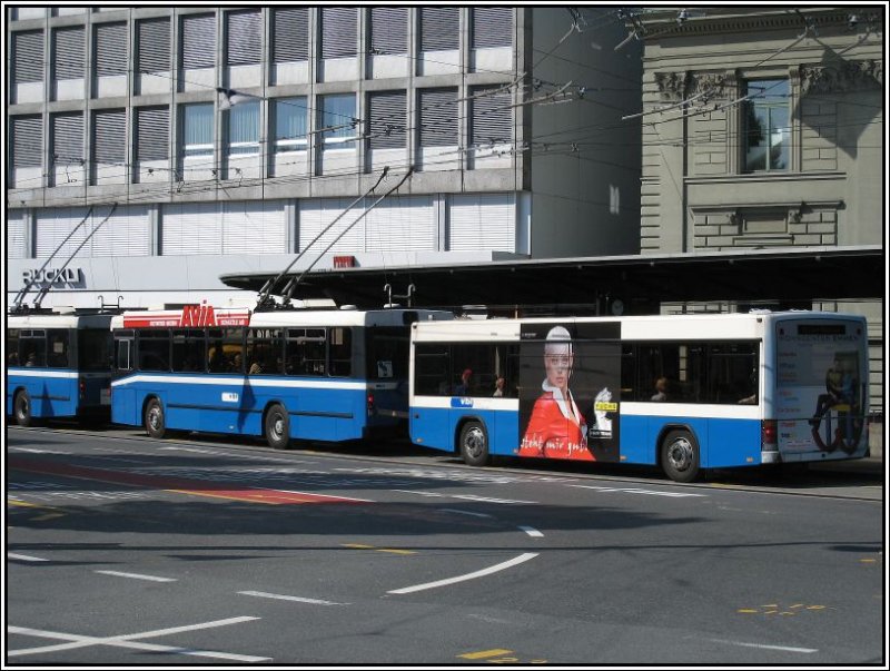 Ein Trolleybus der vbl mit Anhnger am 23.07.2007 in Luzern beim Bahnhof. Auch in Luzern ist Werbebeklebung, die ber die Fenster geht, offenbar ein Thema...
