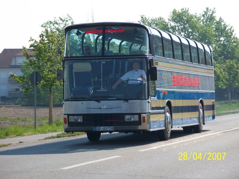 Ein unbekannter Neoplan Reisebus kurz nach Neuluheim. Der Bus nahm an der Ausfahrt des Busoldtimertreffs von Sinsheim nach Speyer und anschlieend wieder nach Sinsheim teil. Organisiert wurde das treffen von den Technik Museen Sinsheim und Speyer. 