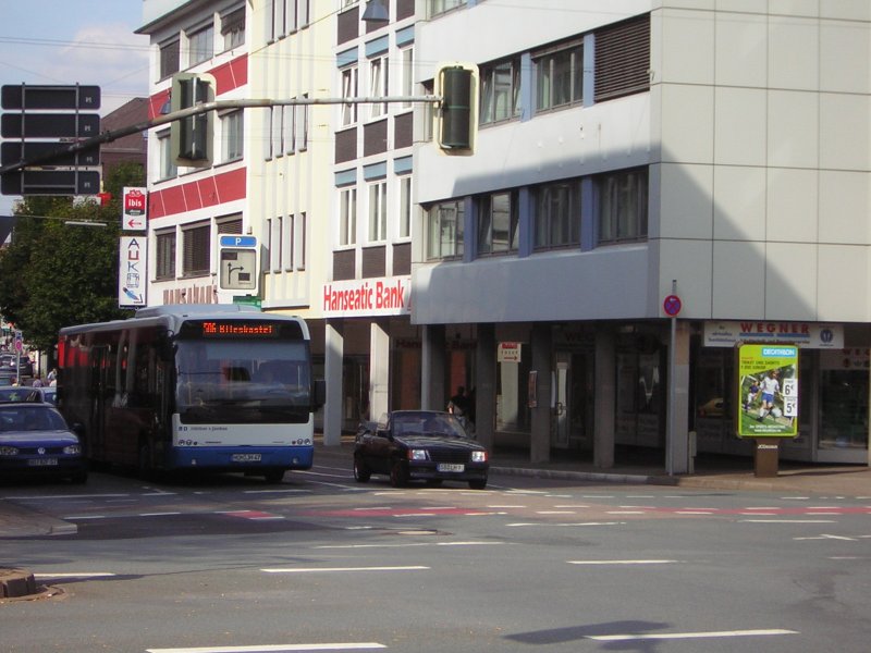 Ein VDL Berkhof Bus wartet an der Ampel in der Eisenbahnstrae auf seine weiterfahrt.