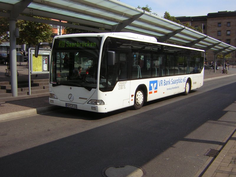 Ein weiterer Citaro Bus mit Volksbank Werbung. Der Bus fhrt als Linie R10 nach Blieskastel.