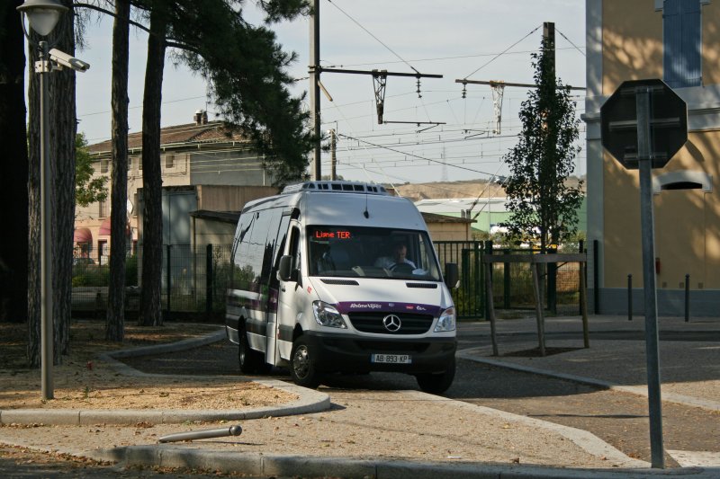 Eine weitere ter-Verbindung ist der Bus von Srezin via Ternay nach Communay (das sind alle 3 Drfer, die dieser Kleinbus bedient). Das eingesetzte Fahrzeug ist ein recht angenehmer Mercedes-Benz Sprinter. (7. Oktober 2009)