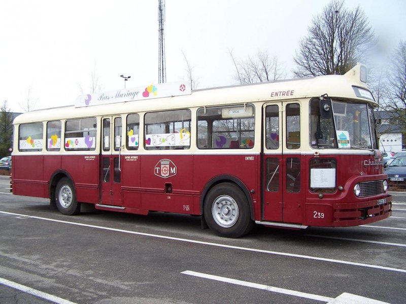 Einer der ehemalige und erhaltene Bus von Mulhouse : ein Chausson AHH 522 der 50er Jahre. Hier im Betriebshof am 31/03/08.