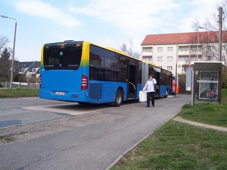 Einer der Neuesten Gelenkbusse in Chemnitz: Wagen Nummer 259, ein Citaro 530 G, Baujahr 2006

Aufgenommen am 29.03.2007 in der Endstelle Ebersdorf (der Bus fhrt weiter ins Chemnitz-Center zurck.)