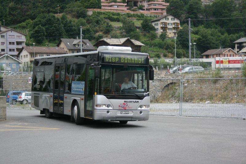 Einige Kurse des SBB-Regionalbusses zwischen Visp und Leuk werden von Steiner, Gampel mit dem Neoplan N4407 VS 79'211 aus 1999 bedient. Das Bild zeigt den farblich nicht bermssig attraktiven Wagem am 13.7.2009 in Visp. 