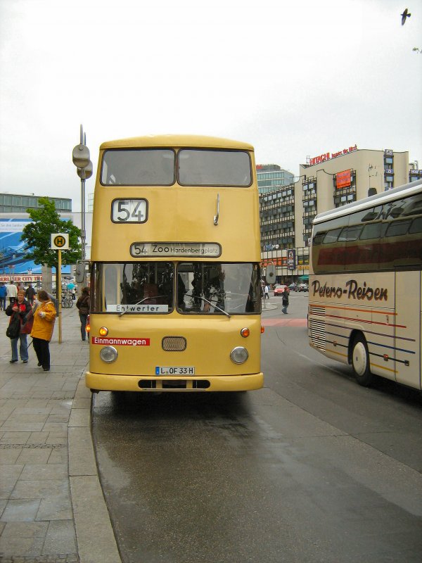 Einmannwagen-Doppeldeckerbus am Fahrtziel Bahnhof Zoo, Mai 2007 (Ausstieg)
