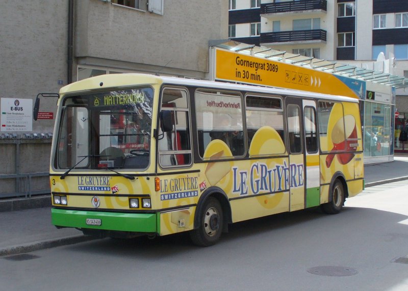 Elektro Bus Nr.3  VS 143 406 in Zermatt mit Vollwerbung fr einen Kse.  Bild vom 18.04.2007