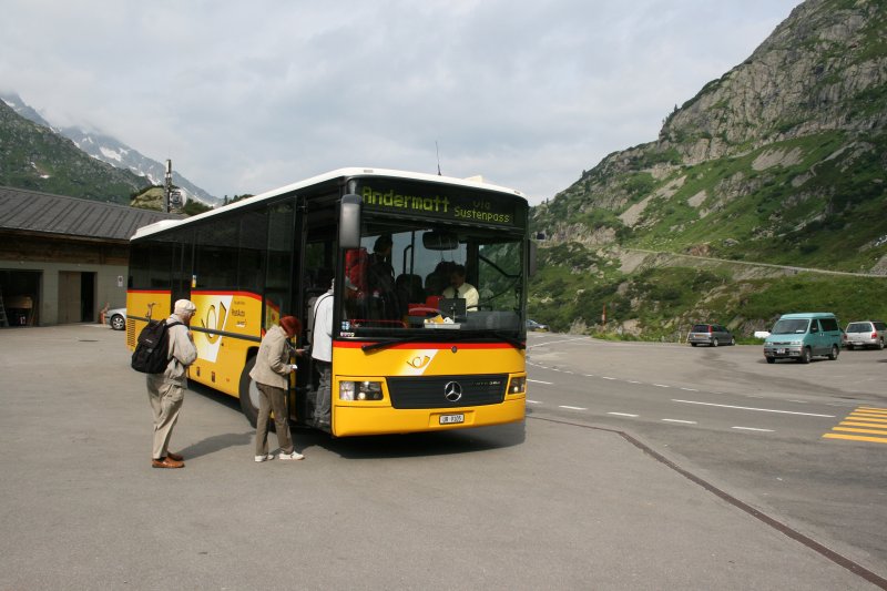 Endstation Steingletscher: Der Integro von PU Mattli fhrt wieder zurck nach Andermatt. Fr die Weiterfahrt wartet ausserhalb des Bildes ein Wagen aus Meiringen. 14.7.2009. 