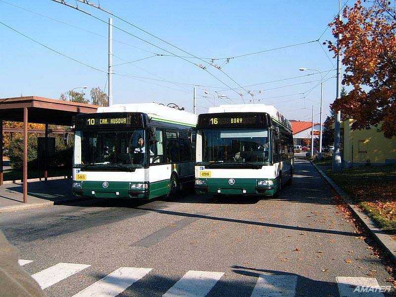 Endstelle Doubravka, Zabelska, war wegen Umleitungen nur mit Trolleybusse mit Hilfsdieselagregat erreichbar, links Nr. 503 planmssig auf der Linie Nr. 10, rechts als Linie Nr. 16 beschildertes Nr. 498 mit Fotografen. 15. 10. 2005