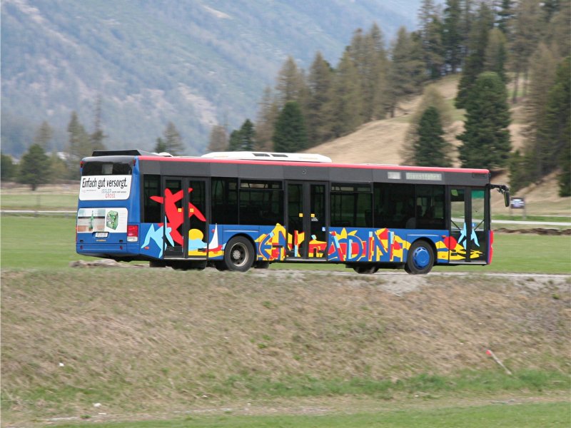  Engadin-Bus  zwischen St. Moritz und Pontresina am 4.05.2007.