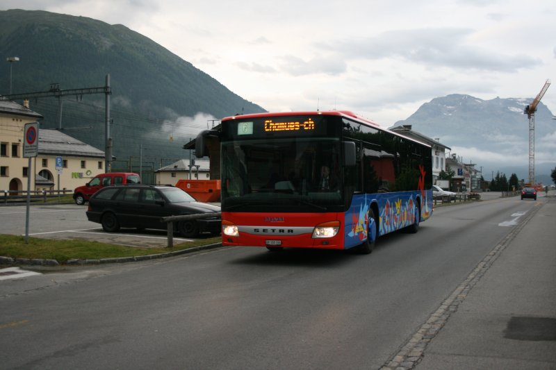 EngadinBus, St. Moritz, GR 100'106 (Setra 415NF, 2008) auf dem ersten Morgenkurs nach Zuoz in Bever.