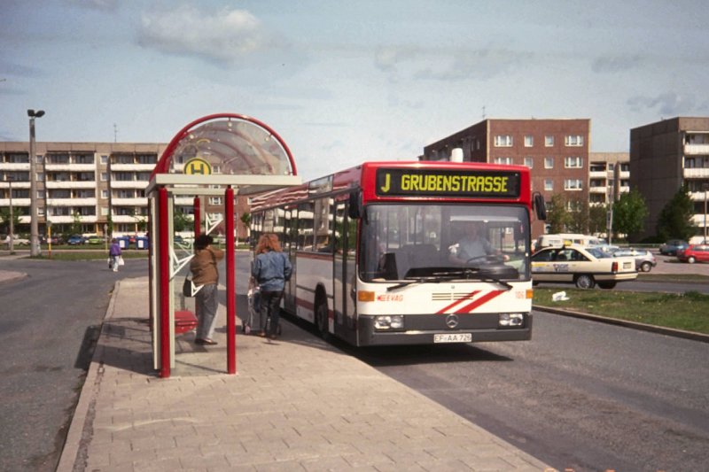 Erfurt, Haltestelle (jetzt) Europaplatz, Niederflurbus Mercedes 405N im Jahre 1992