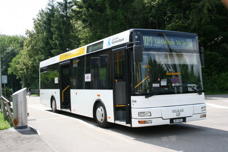 Ernst Frhlich, Zrich, Nr 054 (ZH 5'191, MAN 14.220HOCL/R A66, 2001) am 1.7.2009 in Uitikon-Waldegg, Bahnhof. Der Bus wird im Auftrag von PostAuto als Ortsbus Uitikon betrieben und ist seit seiner Indienststellung vor ziemlich genau 8 Jahren in Weiss unterwegs. 