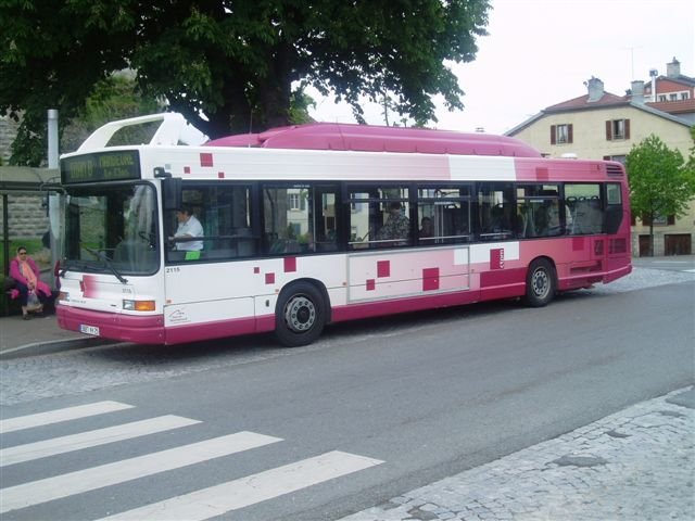 Es sind bereits 15 Heuliez GX 217 CNG in Montbliard. Hier Wagen 2115 im August 2005.
