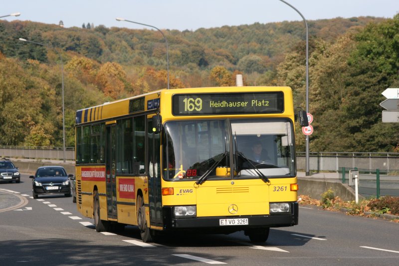 EVAG 3261 mit der Linie 169 nach Heidhausen am S Bahnhof Werden.
21.10.2009