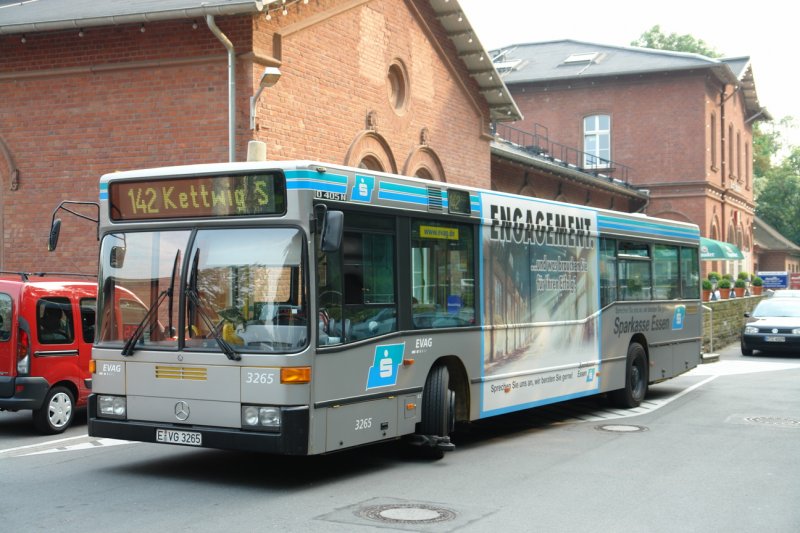 EVAG 3265 hat seine Schne Sparkassenwerbung und Spurbus Einrichtung lngst verloren.
Als die Welt noch in Ordnung war stand der Wagen am S Bahnhof Kettwig um mit der Linie 142 nach Relinghausen zu fahren.