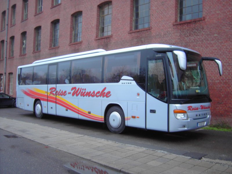 Fahrzeug von Reise-Wnsche aus Schwepnitz vor einer Gubener Produktions- und Ausstellungshalle im Bereich der Uferstrae