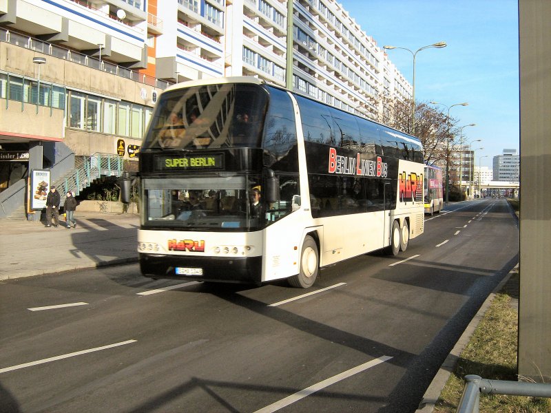 Fernreisebus  BERLIN-LINIEN-BUS in der Nhe des Alexanderplatzes, 10.1.2008
