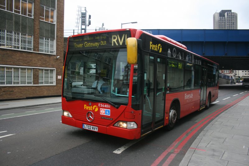 First Riverside Nr. ES64011 (LT02NVY, MB Citaro, 2002) am 14.10.2009 bei der Haltestelle Blackfriars Road in London-Southwark. 