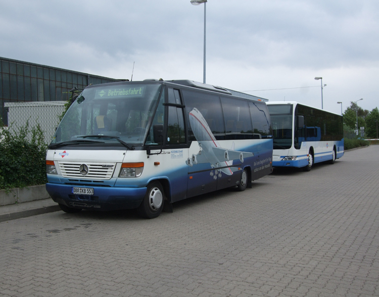 Flughafenbus wartet auf sein nchsten Einsatz von Rostock Hauptbahnhof/Sd Richtung Flughafen Rostock-Laage.Dahinter steht noch ein unbekannter Kstenbus(07.08.09)
