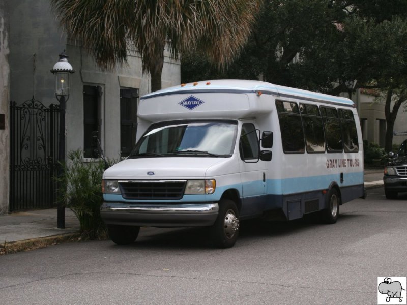 Ford Midi-Bus des amerikanischen Unternehmens  Gray Line . Aufgenommen am 23. September 2008 in Charleston, South Carolina.