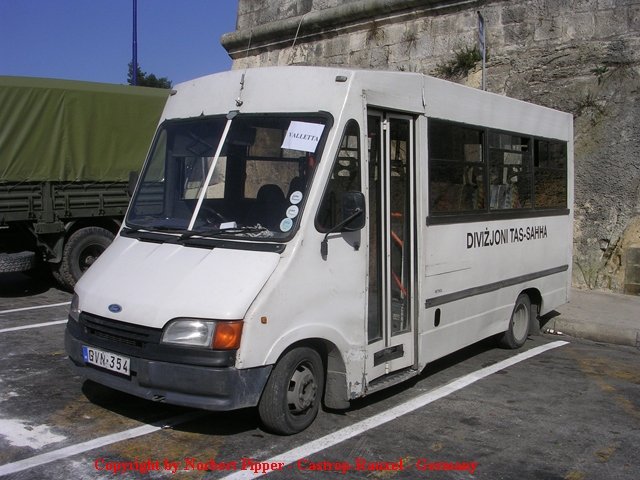 Ford Transit MK VI Schulbus in Valletta 2006