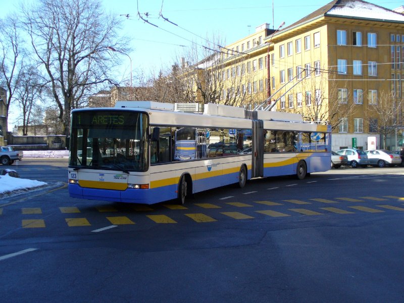 Gelenk Trolleybus Nr 123 bei der einfahrt zur Haltestele vor dem SBB Bahnhof in La Chaux de Fonds am 02.02.2007  ** ( Anschfit nur mit * Hess * an der Front ansonsten Keien weiteren Infos am ganzen Trolleybus zu Finden )