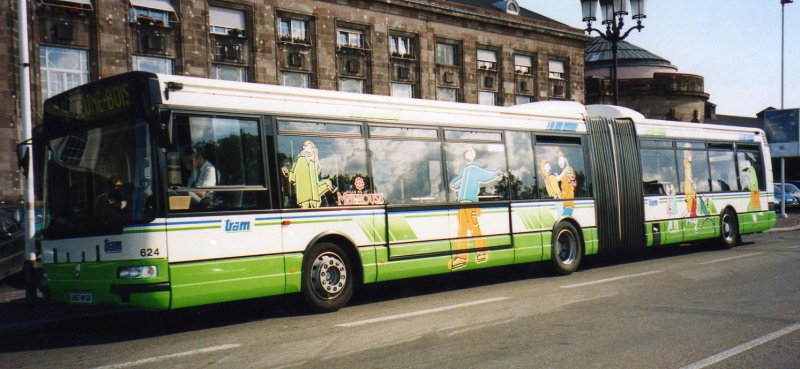 Gelenkbus Agora Nr 624 mit sonder Bemahlung vor dem Bahnhof am 20/07/01.