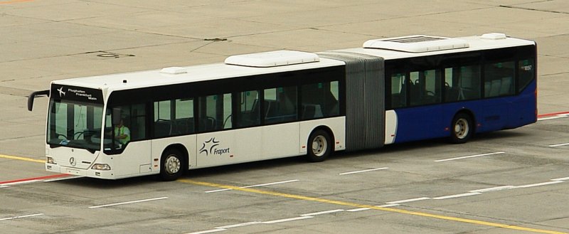 Gelenkbus der Fraport am Flughafen Frankfurt.
Juli 2008