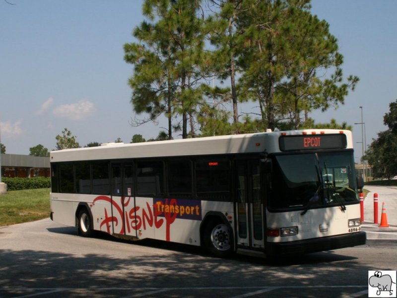 Gillig Advantage Low Floor # 4896-04 eingestellt bei Disneyland in Orlando. Aufgenommen am 1. Oktober 2008 am Eingangsbereich des Epcot Center in Orlando, Florida.