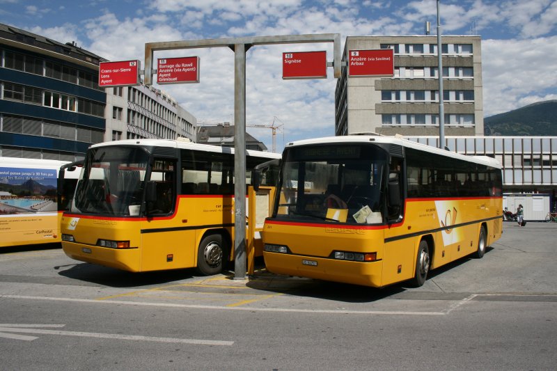 Gleich zwei der drei Buchard-Neoplan N314 ex Rey, Ayent, waren am Nachmittag des 27.7.2009 am Bahnhof Sion anzutreffen: Links Nr. 258 aus 1998 und rechts Nr. 251 aus 1999. 