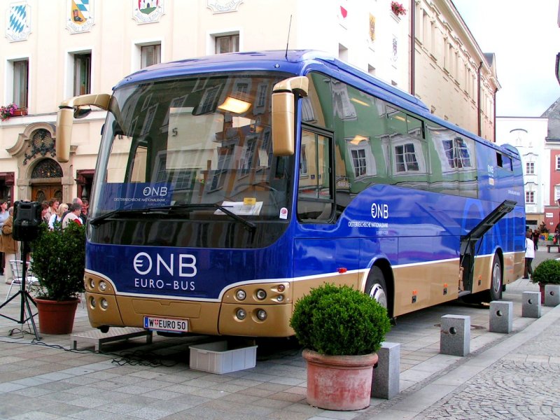 Groer Andrang beim NB(sterr.NationalBank)Bus, um die noch vorrtigen, aber nicht mehr als Zahlungmittel zulssigen Schillinge umzutauschen, Hauptplatz RIED i.I. 080718