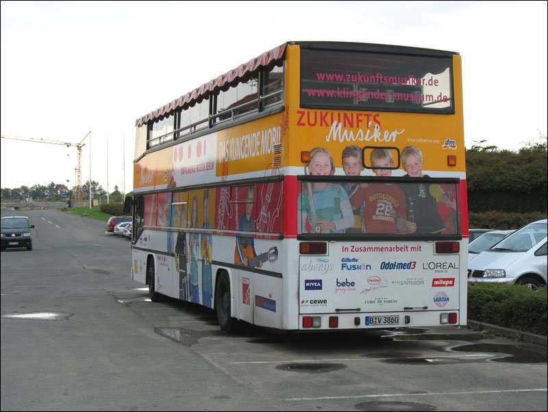Heckansicht des Busses aus Berlin mit Werbung fr  Zukunftsmusiker ,  Das Klingende Museum ,  Das Klingende Mobil ; Dresden-Gompitz, 29.07.2007
