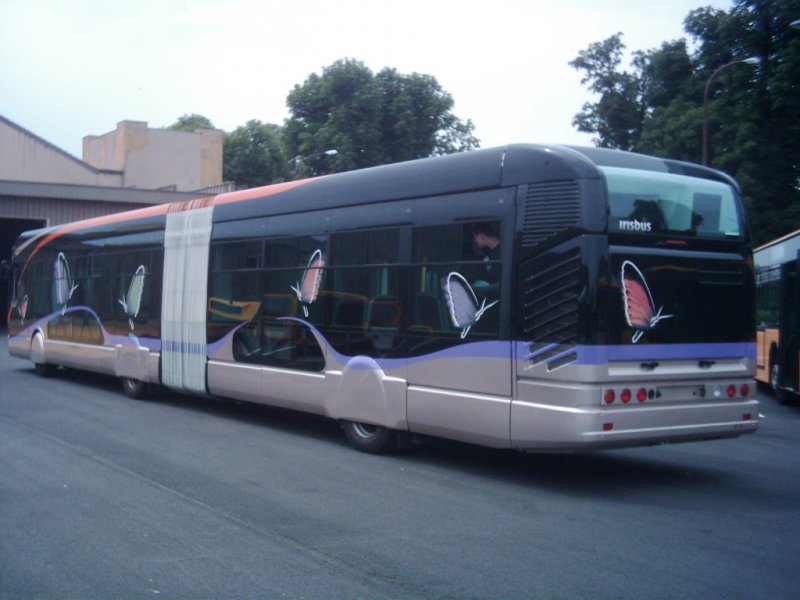 Heckansicht vom Irisbus Cralis. Es handelt sich um einen Citlis mit Dachaufbau und Radverkleidung. Dieselantrieb (EEV).