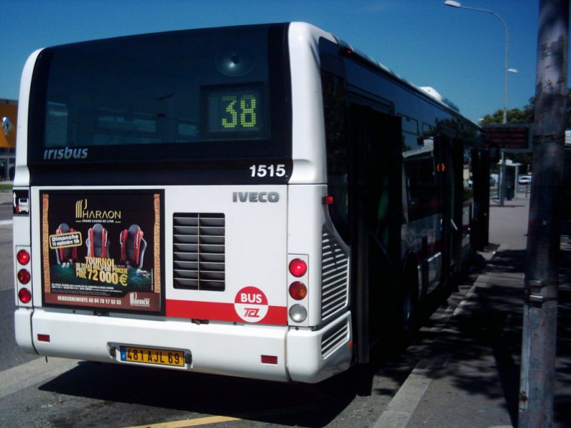 Heckansicht vom Wagen 1515. Es handelt sich um einen Irisbus Citlis Line (Baujahr 2006)mit liegendem Motor. Insgesamt sind 26 Fahrzeuge dieses Typs im Einsatz in Lyon. Nach dieser Lieferserie wurden nur Irisbus Citlis 12 mit stehendem Motor angeschafft.