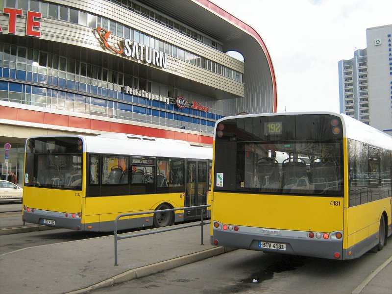 Heckansichten zweier Solaris-Gelenkbusse in Berlin-Marzahn, 17. 1. 2008