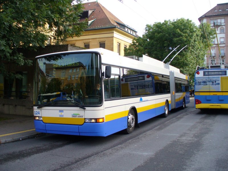 Hess Swisstrolley Gelenk Trolleybus Nr 124 bei der Haltestele vor dem SBB Bahnhof in La Chaux de Fonds am 07.09.2007