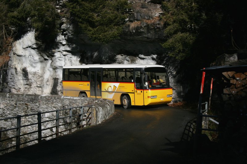 Heute fahren hier blaue Niederflurbusse, im Januar 2007 gab es dagegen im Weisstannental noch Bergpost-Feeling: PU Schett, Sargans, SG 32'440 (Neoplan N312, 1999) am 20.1.2007 unterhalb Mhleboden. 