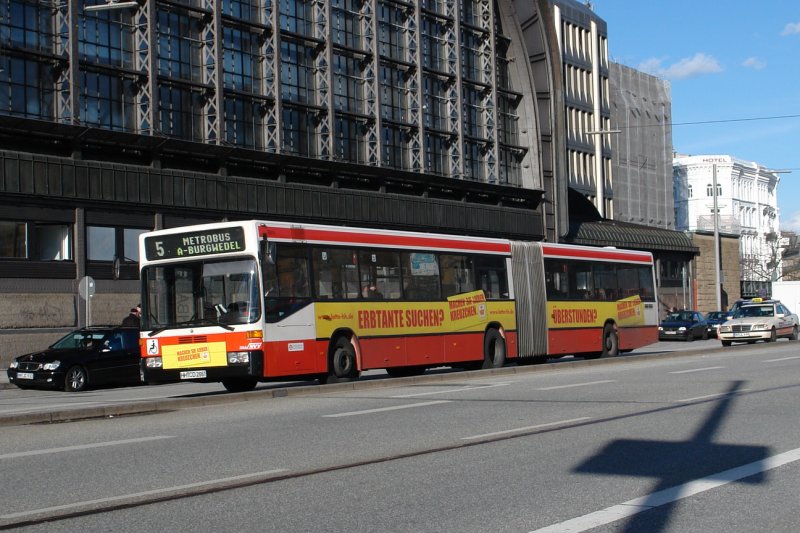 HHA 7311 auf der Metrobus Linie 5 nach A-Burgwedel am HBF Hamburg.
Werbung: Lotto Hamburg
Mrz 2007.
 