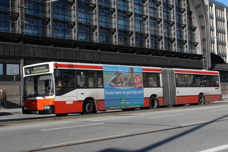 HHA 7318 auf der Metrobus Linie 6 vor dem HBF Hamburg.
Werbung: PSD Bank
Mrz 2007