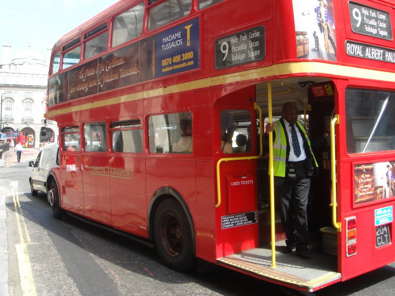 Hier an der Ampel am Piccadilly Circus steht der Typische londoner Doppelstockomnibus. Diese alten Fahrzeuge sieht man auf den Linien 9 und 52 nicht selten. Der mit der Gelben Weste ist der Fahrkartenprfer. Einer seiner Aufgaben ist auch den Bus abfahren zu lassen in dem er mit einer Handklingel klingelt.