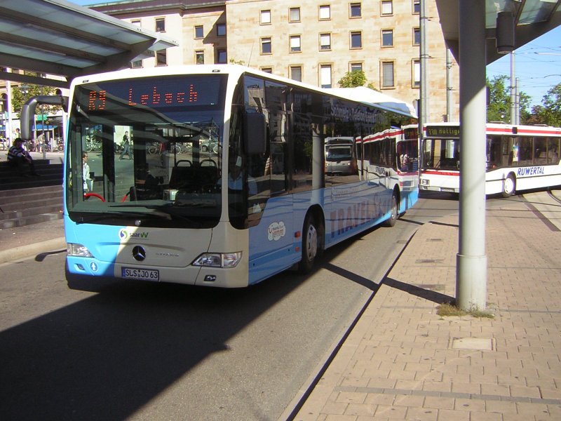 Hier ist ein Fahrzeug von Jochem-Reisen zu sehen. Der Bus fhrt gerade die Linie R9.