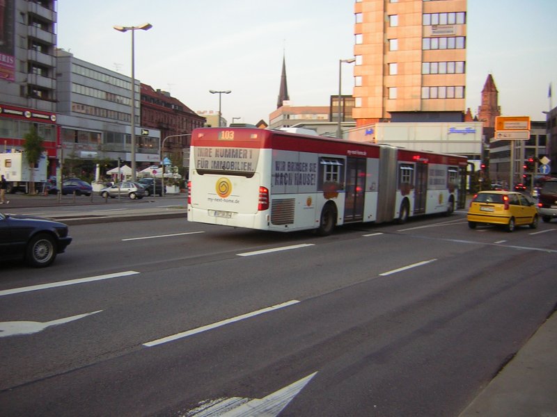 Hier ist ein Gelenkbus zu sehen,das Foto wurde am 08.09.2009 auf der Wilhelm Heinrich Brcke aufgenommen