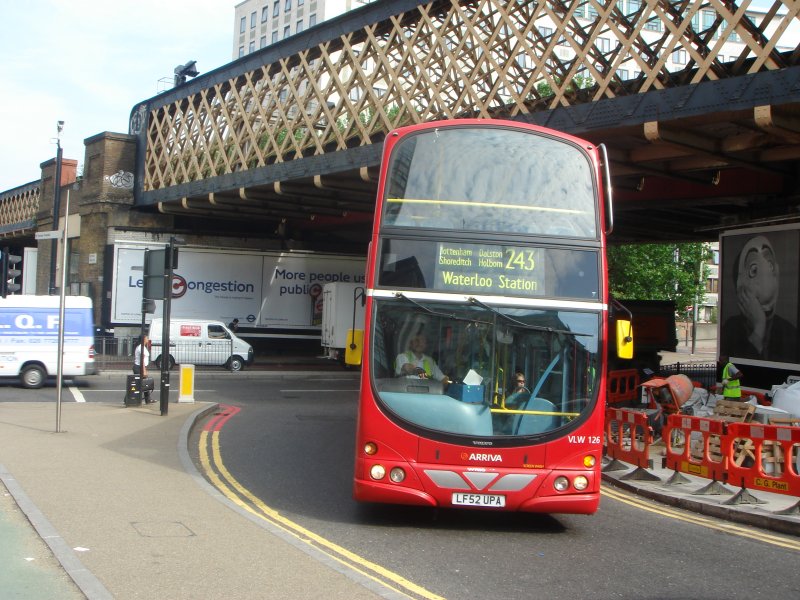 Hier fhrt gerade die neue Doppelstockbuss Generation in London. Der  Bus ist kurz vor der Haltestelle Waterloo.