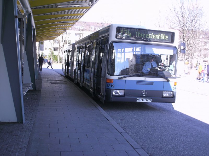 Hier wartet 5819 im Frhjahr 2008 in Frstenried West seine Stehzeit ab.Die Linie 134 war bis zuletzt eine der Stammlinien der 58xx.(O 405 GN 1.5)