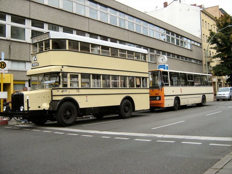 Hist. Busverkehr zum Tag der offenen Tr der BVG, hier vor dem Eingang zur U-Bahnwerkstatt Seestrasse am 7.9.2008