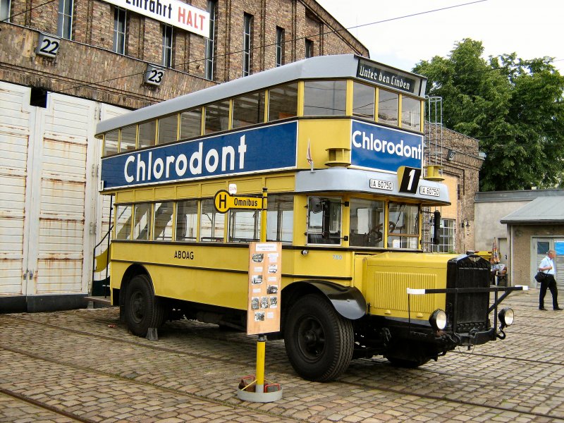 Hist. Doppeldeckerbus mit Chlorodont-Reklame in Niderschnhausen, Mai 2007