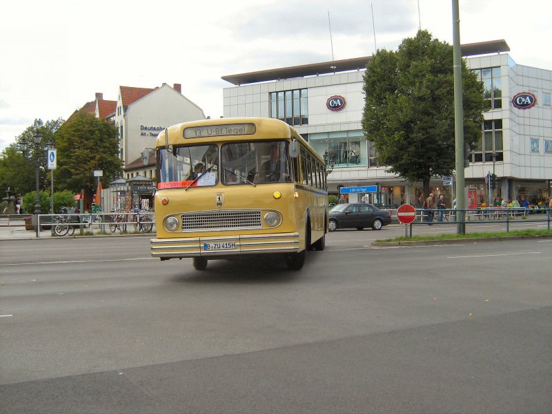 Hist. Eindeckerbus in Alt-Tegel, September 2008
